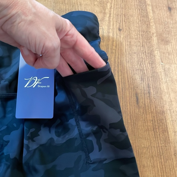 Dragon Fit black camo capri leggings. - Picture 4 of 6